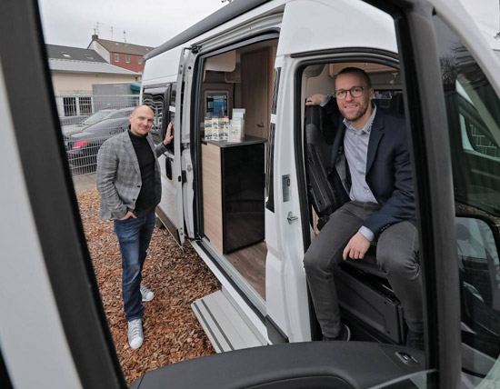 Joscha Stephan und Jan Philipp Harmes in und an einem Wohnmobil